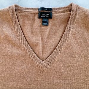 J-Crew Merino Wool V neck sweater. Slim fit. Heather Chestnut. M